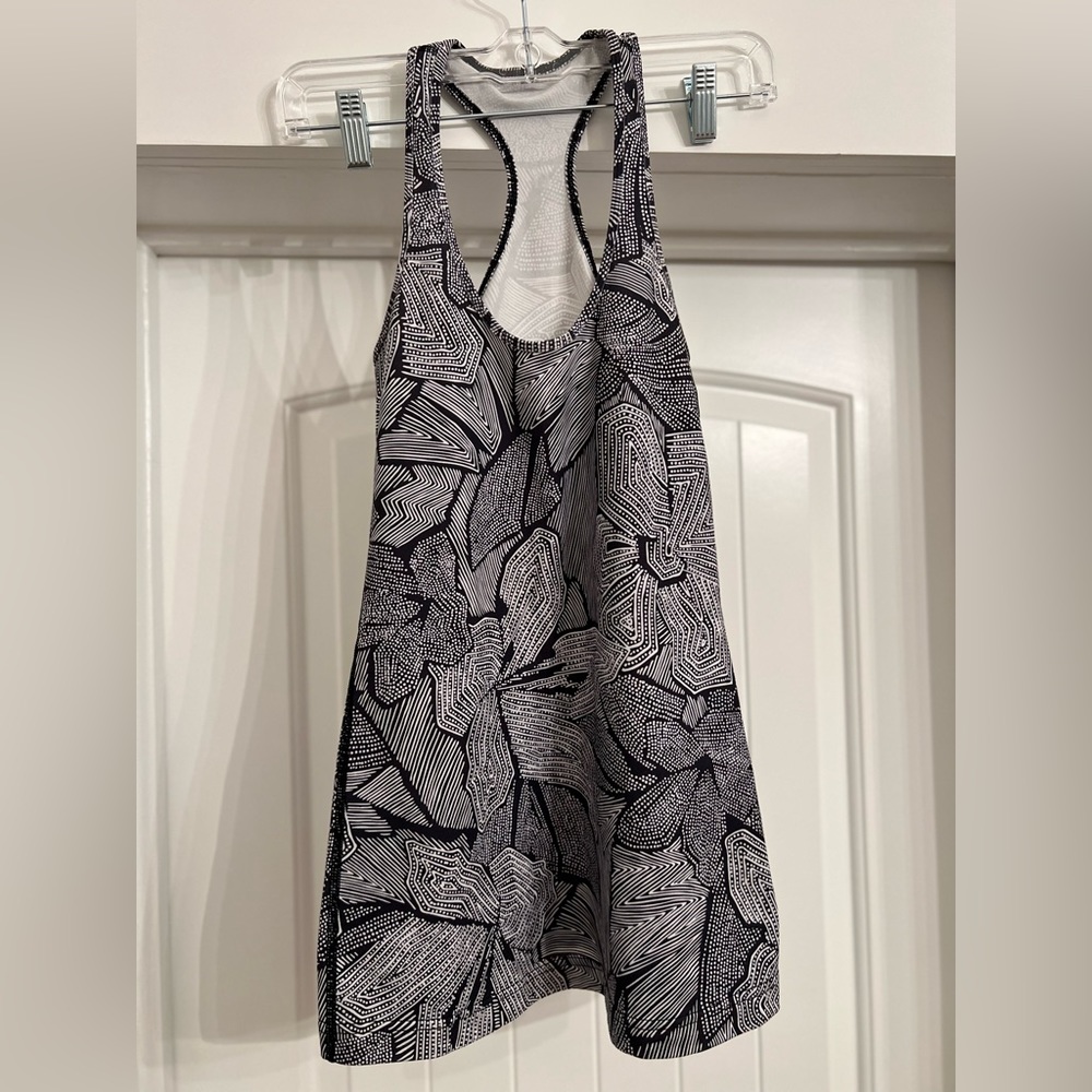 Pre-owned Lululemon cool racer back tank looks around a size 4-6 measurements